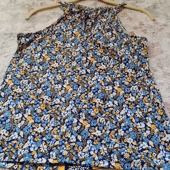 Michael Kors sleeveless blouse, with V-neck in front and back, size small. - Picture 3 of 3